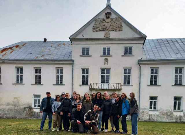  Біля палацу у с. Язловець.